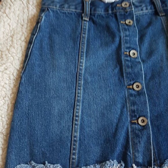 Cute denim skirt. - Picture 2 of 5
